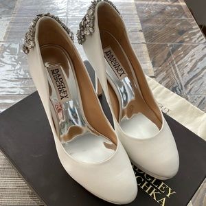badgley mischka viola pump